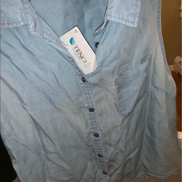 Cute top NEVER WORN WITH TAGS - Picture 4 of 4